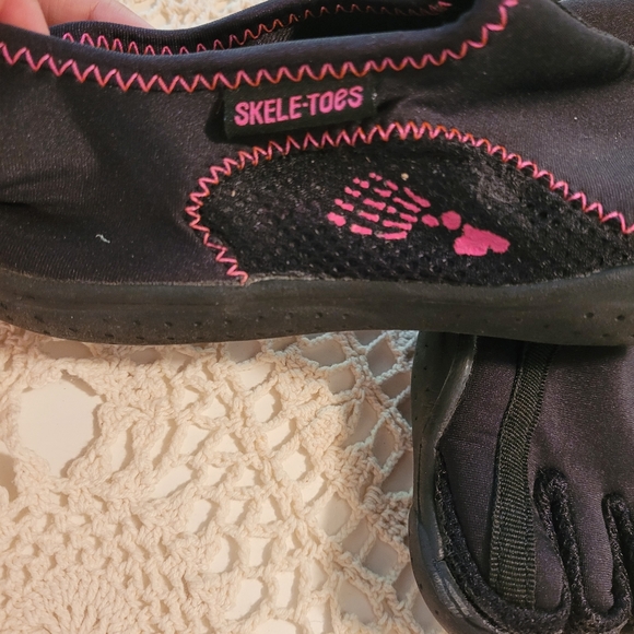 Woman's used Skele-toes river shoes size 7 Fila brand pink and black. - Picture 2 of 5
